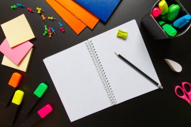 Okul aksesuarları marker, kalem, makas, silgi, ataç, ataç, kopya alanı ile karanlık bir arka plan üzerinde fırça. Kavram okula geri 