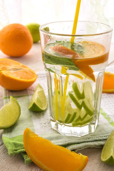 スポーツとダイエットの健康の柑橘系オレンジとライムフルーツのコンセプトと新鮮なジューシーなドリンク — ストック写真