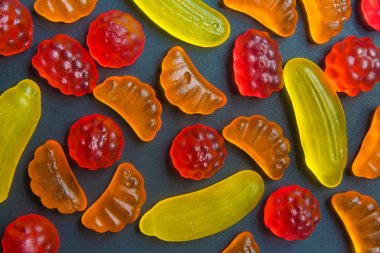 Şablon arka plan için koyu bir arka plan üzerinde tatlılar çok renkli marmelat