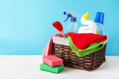temizlik maddeleri ve paçavra ve eldiven temizlemek için aksesuarlar bir dizi ile sepet. Mavi arka plandaki metin veya logo için boş alan. Temizlik hizmeti kavramı