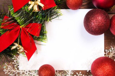 Yılbaşı kompozisyonşenlikli dekorasyon Noel dekor topları mumlar
