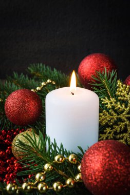 Yılbaşı kompozisyonşenlikli dekorasyon Noel dekor mumlar