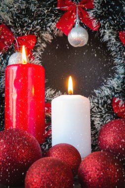Yılbaşı kompozisyonşenlikli dekorasyon Noel dekor mumlar