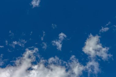 Güneşli bir yaz öğleden sonra bulutlar ile Mavi gökyüzü. Arka plan, desen