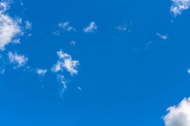 Güneşli bir yaz öğleden sonra bulutlar ile Mavi gökyüzü. Arka plan, desen