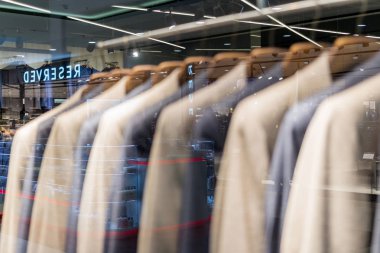 Giyim Mağazası Kostüm Elbise Moda Mağazası Stil Konsept Ceketler erkekler ve askıları için bir dükkan vitrin