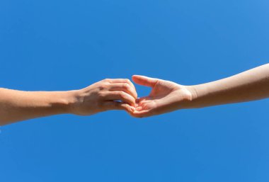 kaydetmek ve insan kavramını desteklemek için güzel gündoğumu gökyüzü arka plan bulanıklık dua eller yardım çift yakın