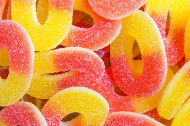 Şablon arka plan için koyu bir arka plan üzerinde tatlılar çok renkli marmelat