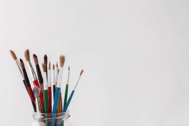 Minimalizm tarzında bir kavanozda sanatsal fırçalar 