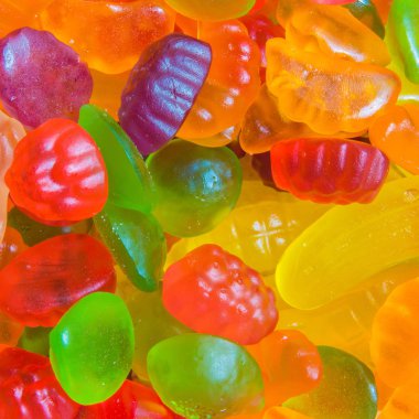 Şablon arka plan için koyu bir arka plan üzerinde tatlılar çok renkli marmelat