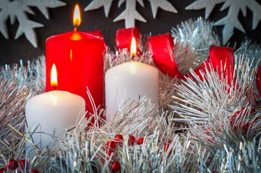 Yılbaşı kompozisyonşenlikli dekorasyon Noel dekor mumlar
