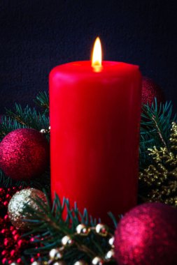 Yılbaşı kompozisyonşenlikli dekorasyon Noel dekor mumlar