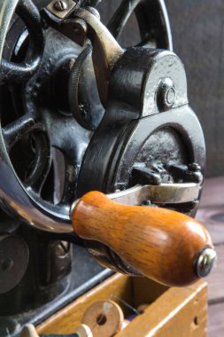 Eski antika dikiş makinesi, iplik, gözlük kavramı el emeği, hobiler ve tarihçesi