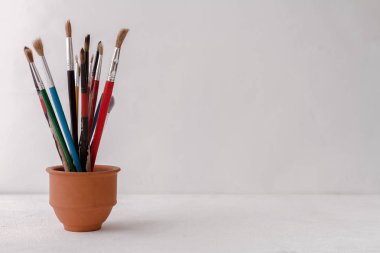 Minimalizm tarzında bir kavanozda sanatsal fırçalar 