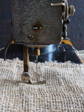 Eski antika dikiş makinesi, iplik, gözlük kavramı el emeği, hobiler ve tarihçesi