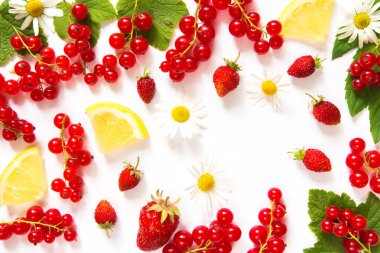 Sulu olgun çilek kırmızı kuş üzümü, çilek, nane ve limon ve meyve vitaminleri gıda düzeni beyaz bir arka plan düz üzerinde üst görünüm uzun afiş yatıyordu 