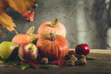 Kabaksonbahar hasat, elma, çok renkli meşe yaprakları ile ahşap bir arka plan sonbahar doğal arka plan üzerinde fındık ve rustik tarzda alan kopyalamak 