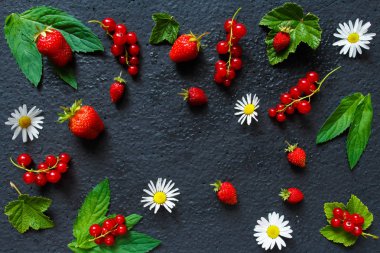 Çilek çilek kırmızı frenk üzümü gelen Meyve berry desen alanı kopyalamak için karanlık bir arka plan üzerinde nane ve limon yaprakları