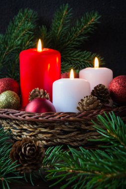 Yılbaşı kompozisyonşenlikli dekorasyon Noel dekor mumlar