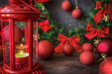 Yeni yıl kompozisyon şenlikli dekorasyon Noel dekor topları