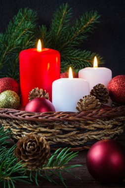 Yılbaşı kompozisyonşenlikli dekorasyon Noel dekor mumlar