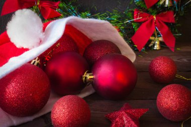 Yeni yıl kompozisyon şenlikli dekorasyon Noel dekor topları