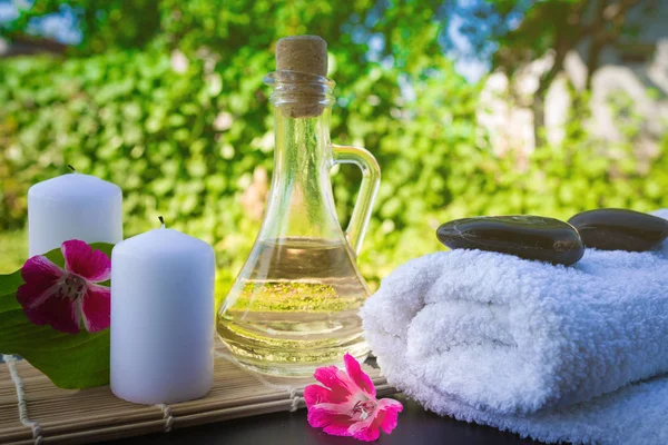 Velas Flores Piedras Sobre Fondo Vegetación Para Relajación Masaje Spa —  Fotos de Stock