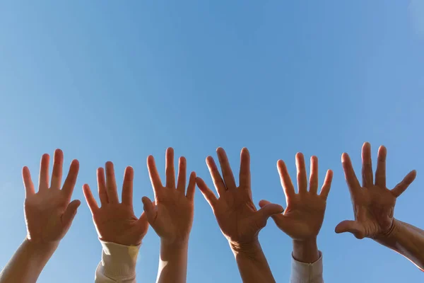 Concepto Voluntariado Manos Del Grupo Personas Voluntarias Cielo Azul — Foto de Stock