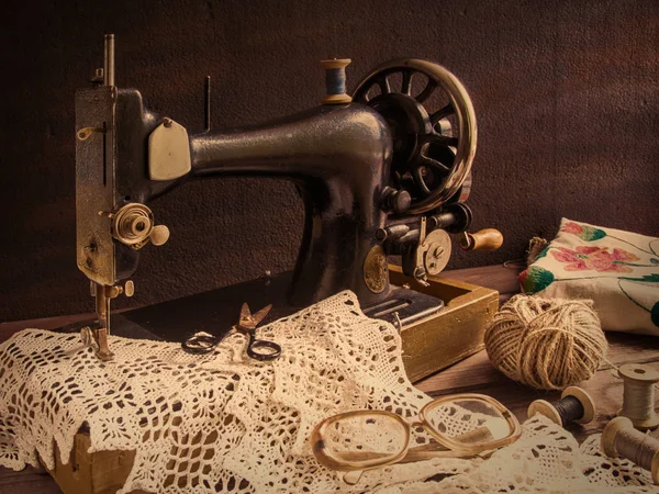 Old Antique Sewing Machine Thread Glasses Concept Manual Labor Hobbies — Stock Photo, Image