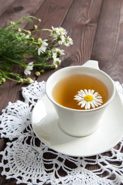 White Cup Infusion Tea Daisies Dark Wooden Table Concept Healthy — Stock Photo, Image