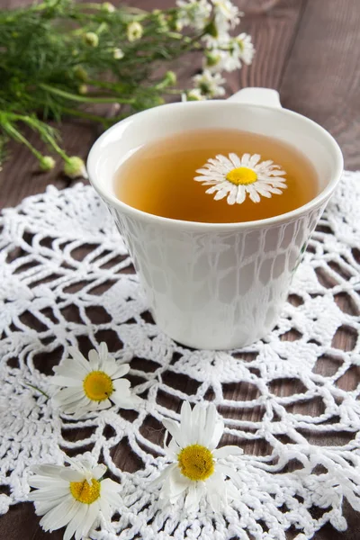 White Cup Infusion Tea Daisies Dark Wooden Table Concept Healthy — Stock Photo, Image