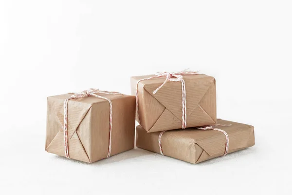 Caixas Presente Embrulhadas Papel Reciclado Com Laço Fita — Fotografia de Stock