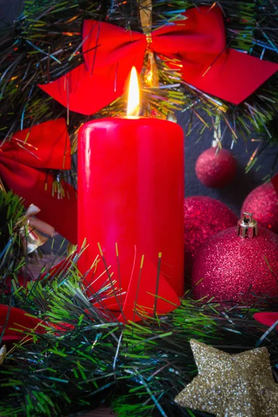 Christmas Röda Bollar Ljus Gran Grenar Krans Och Snöflingor Mörk — Stockfoto