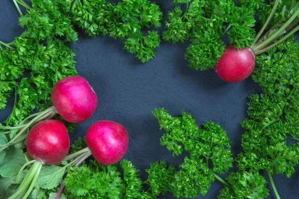 Fresco Aromático Jugoso Rábano Maduro Verduras Jugoso Perejil Verde Eneldo — Foto de Stock