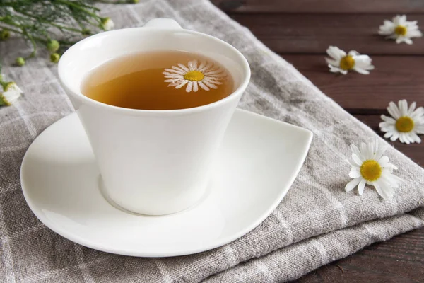 White Cup Infusion Tea Daisies Dark Wooden Table Concept Healthy — Stock Photo, Image