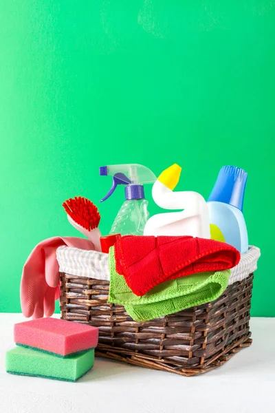 Korb Mit Zubehör Für Reinigungsmittel Und Lumpen Und Handschuhe Das — Stockfoto