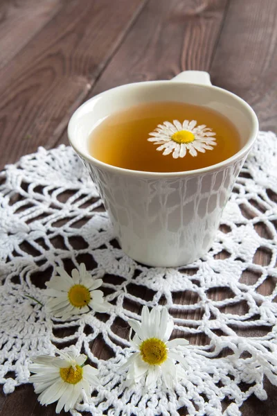 White Cup Infusion Tea Daisies Dark Wooden Table Concept Healthy — Stock Photo, Image