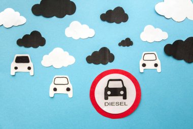 dizel yakıt Euro3 ile araçların hareketi dizel yakıt yasağı, mavi bir arka plan yol işareti üzerinde aracın karanlık ve açık bulutlar yakın