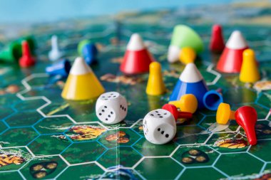 masa oyunları kavramı. Yeşil arka plan kopyalama alanında zarlar, çipler ve kartlar