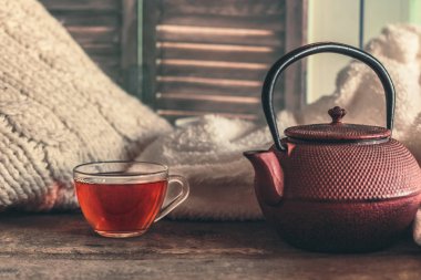Natürmort kitap ve ahşap bir masaya oturma odasında çay, coziness ve iç kavramı 