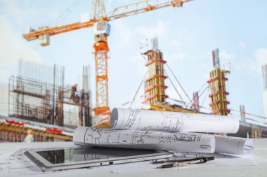 Mimari tasarım tasarımı çizim planları çiziyor ve mimar stüdyosunda mimari yapı modelleri yapıyor.