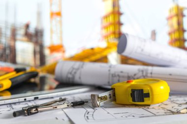 Mimari tasarım tasarımı çizim planları çiziyor ve mimar stüdyosunda mimari yapı modelleri yapıyor.