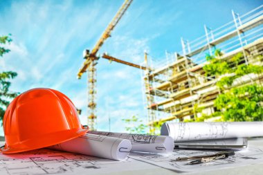 Mimari tasarım tasarımı çizim planları çiziyor ve mimar stüdyosunda mimari yapı modelleri yapıyor.