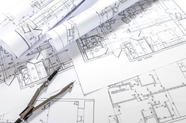Mimari tasarım tasarımı çizim planları çiziyor ve mimar stüdyosunda mimari yapı modelleri yapıyor.