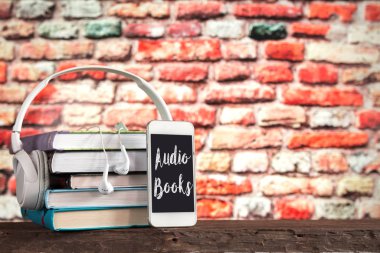 Beyaz kulaklık ve kitaplar, konsept kitaplar sesli kitaplar ve e-öğrenme, e-kitap