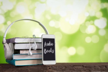 Beyaz kulaklık ve kitaplar, konsept kitaplar sesli kitaplar ve e-öğrenme, e-kitap