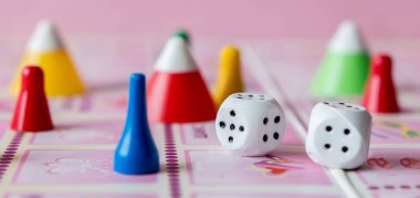 masa oyunları kavramı. Pembe arka plan uzun afiş üzerinde zar, cips ve kartlar