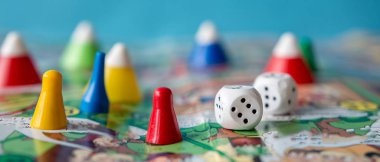 masa oyunları kavramı. Yeşil arka plan uzun afiş üzerinde zar, cips ve kartlar