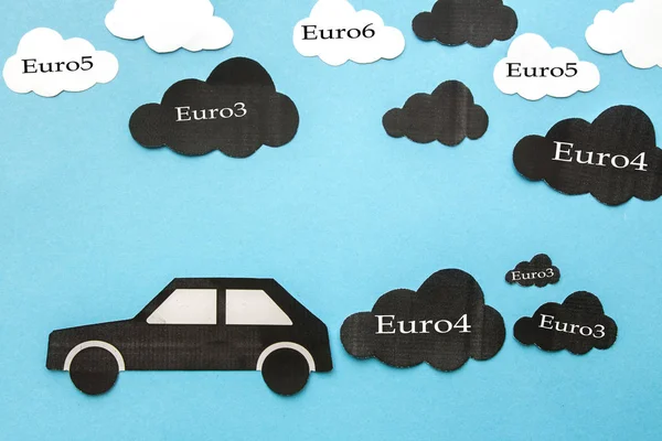 dizel yakıt Euro3 ile araçların hareketi dizel yakıt yasağı, mavi bir arka plan yol işareti üzerinde aracın karanlık ve açık bulutlar yakın