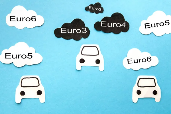 ディーゼル燃料ユーロ3 紙雲や車や道路標識を持つ車の移動のディーゼル禁止 — ストック写真